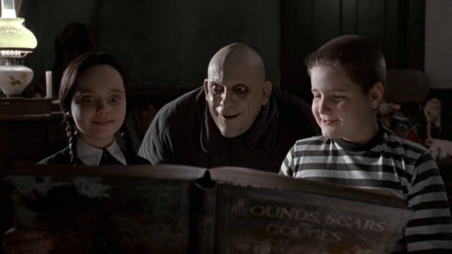 christina-ricci-christopher-lloyd-and-jimmy-workman-in-the-addams-family-640x360