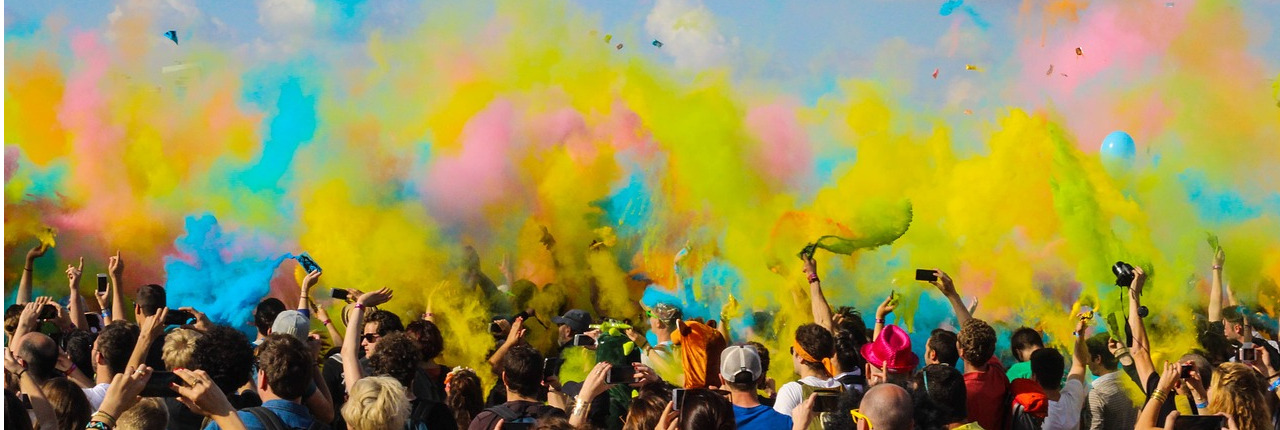 crowd_with_color_smoke